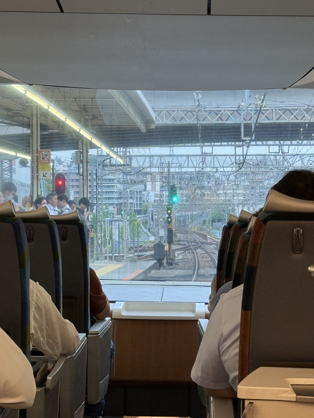 ロマンスカーの展望席から望む線路の風景