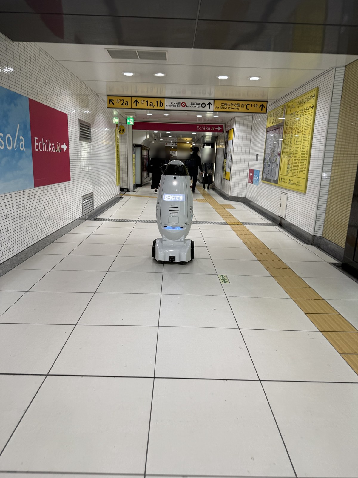 池袋駅の地下構内を巡回する警備ロボット